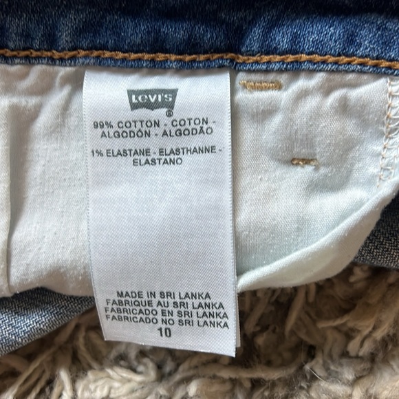 Levi shorts. Like new. - Picture 3 of 4